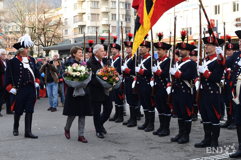 La Garde d'honneur de l'Etat de Berne a accueilli Hans Stöckli et Simonetta Sommaruga sur la place de la gare de Bienne. Photo : Georges Henz 