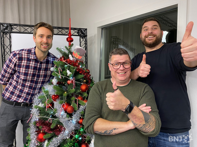 Florian (au milieu) et les deux Yannick posent devant le sapin au terme de la journée spéciale ! MERCI pour votre générosité !