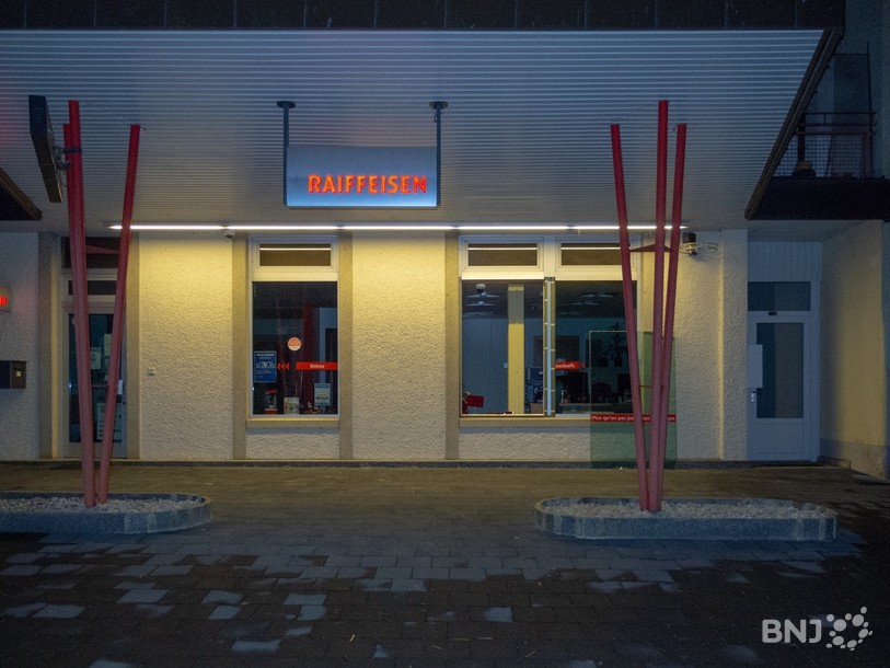 Des malfrats se sont introduits dans la banque en brisant une vitrine. (Photo : police cantonale jurassienne)