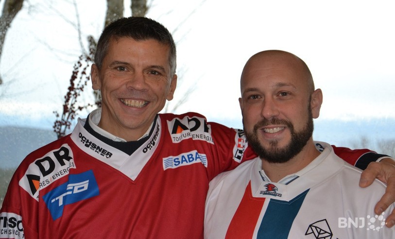 Entente à priori parfaite entre le responsable juniors du HC Uni Neuchâtel, Marc Gaudreault (avec le maillot du HCC) et celui du HCC, Pascal Albisetti (avec le maillot du HC Uni). 