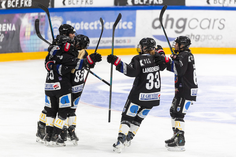 Jade Surdez (tout à droite) a participé à la victoire de Fribourg contre Davos dimanche. Elle n'est toutefois pas assurée de participer aux prochains Jeux olympiques... loin de là. (Photo : Keystone/Peter Klaunzer)