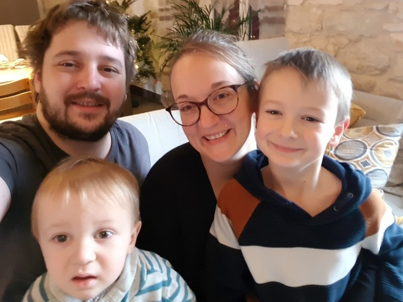 Il y a 3 ans, la famille Choffat a dû faire face au cancer de Kyan, l'aîné des enfants. Et sans congé payé pour les parents, la situation était très rude. Aujourd'hui, Kyan est en rémission. Et bien qu'ils n'aient plus besoin des 14 semaines de congé payé qui viennent d'être votées au National, les parents se réjouissent de cette décision.