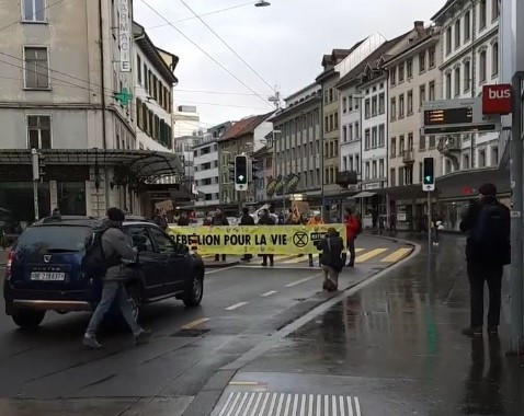 Une des actions menées ici sur la rue du Canal en plein centre ville. (Photo: Facebook Extinction Rébellion)