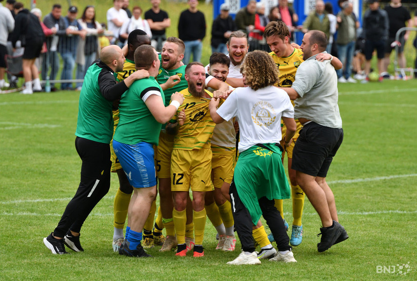 Valentin Focki (ici au centre avec le numéro 12 lors de la victoire en Coupe jurassienne en mai 2024) va troquer son maillot de joueur contre le costume d'entraîneur du FC Haute-Ajoie (photo : archives/Georges Henz).