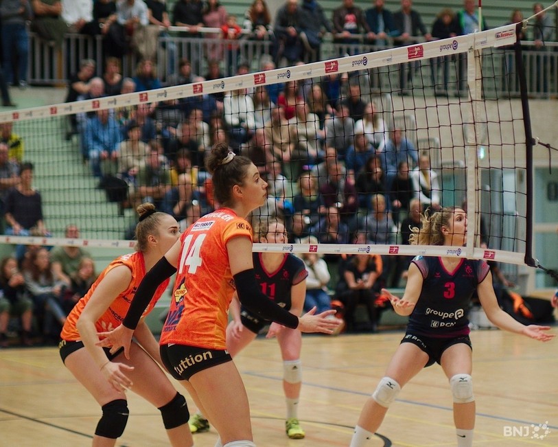 Les filles du NUC (de dos) ont gagné et celles de Valtra (de face) ont perdu. (Photo archives) 