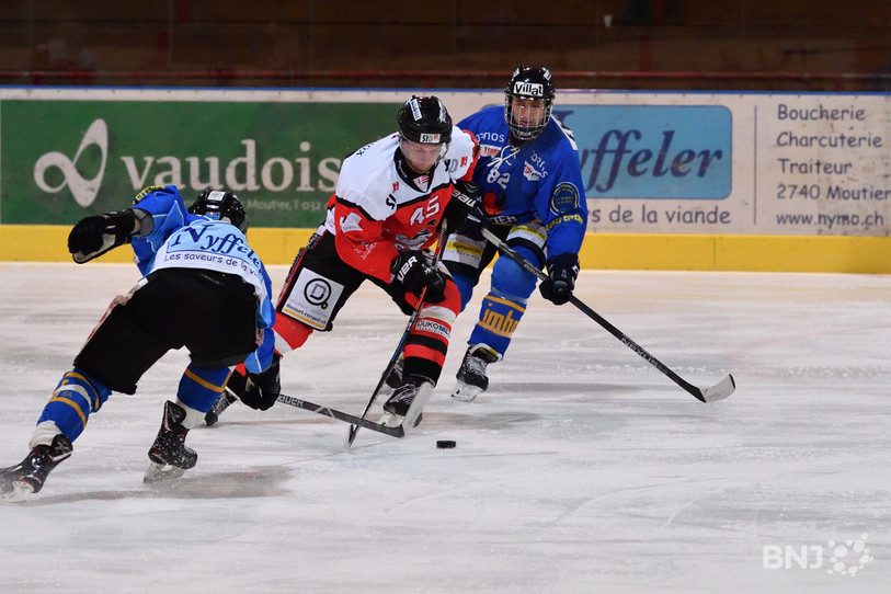 Le HC Moutier (en bleu) a su stopper à temps le HC Delémont-Vallée samedi soir (photo : Georges Henz).