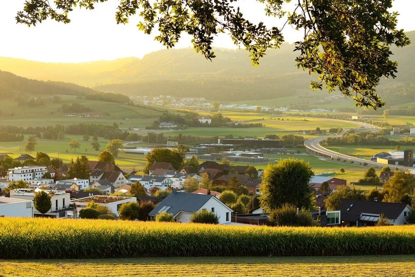 Le village de Rossemaison « affiche une densité exceptionnelle de bâtiments exemplaires au regard de sa population », selon Minergie (photo : Rossemaison.ch).