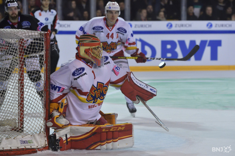 Samuel Kreis (ici derrière le portier Jonas Hiller) va devoir passer à la caisse (photo : Georges Henz).