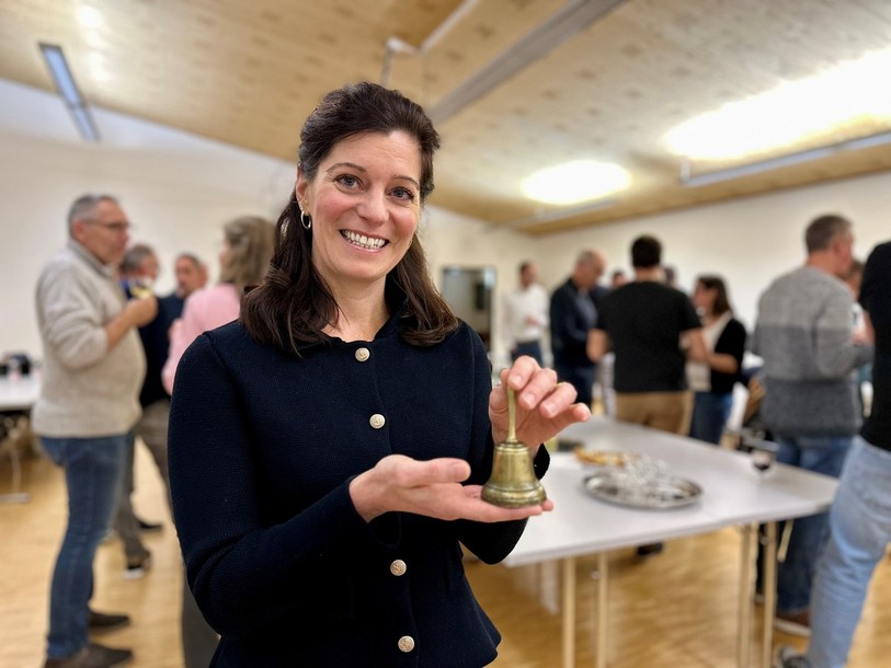 Floriane Beuret s'empare de la clochette au sein du Conseil général de Val Terbi.