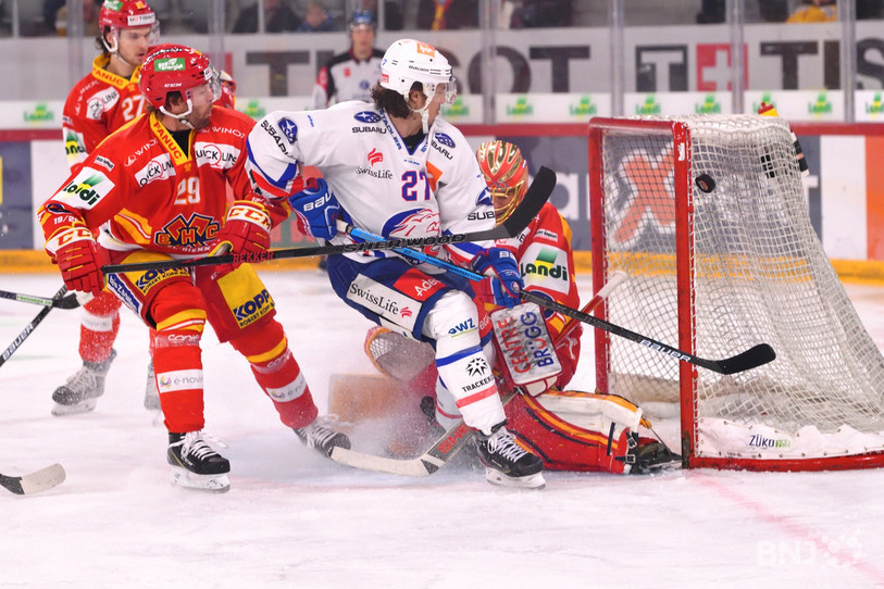 Le Zurichois Roman Wick sème la pagaille devant la cage de Jonas Hiller. Le HC Bienne a fini par craquer (photo Georges Henz).