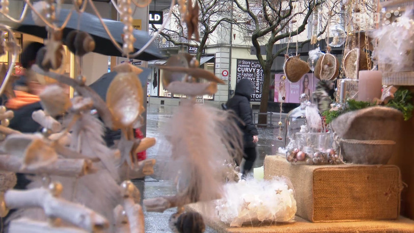 Le marché de Noël de Bienne peut profiter du dynamisme du centre-ville pour attirer des passants, même par temps de pluie. 