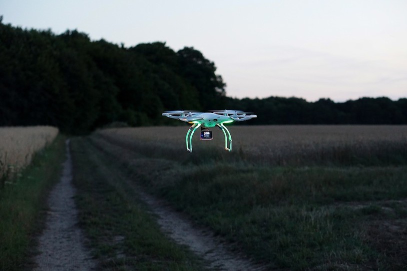Installer des répulsifs ou encore fouiller les champs juste avant le passage des machines agricoles sont quelques unes des techniques à mettre en place en parallèle de l'usage d'un drone. (Photo d'illustration)