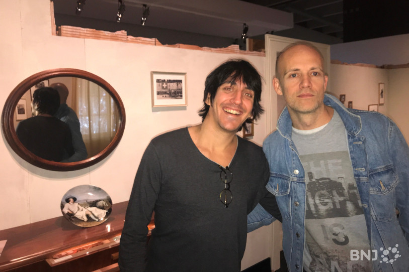 Marc Aymon (à gauche) et Jérémie Kisling au cœur de l’exposition « Émotions patrimoniales » au Laténium.