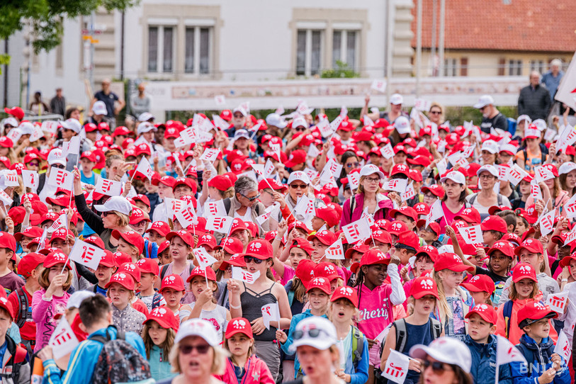 Du rouge et du blanc plein les yeux: les écoliers du canton ont célébré le Jura le 21 juin à Saignelégier (archive Jonathan Vallat).