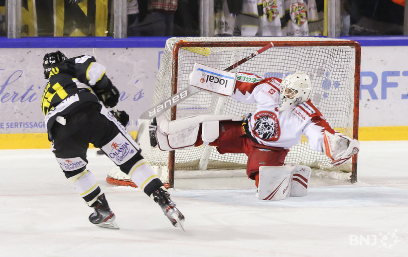 Nicolas Thibaudeau se heurte au portier Justin Gianola mais le HC Ajoie finira par largement terrasser Winterthour (photo : Mauricette Schnider).