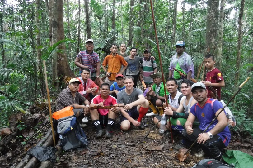 Baptiste Laville (au centre) lors de son dernier voyage en novembre à la rencontre des Penan en Malaisie.