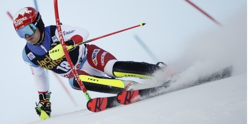 Loïc Meillard monte pour la troisième fois de sa carrière sur un podium de Coupe du monde de ski alpin. (photo : Swiss Ski)
