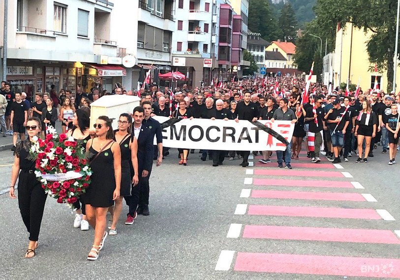 Une manifestation s'est tenue le lendemain du verdict pour enterrer la démocratie suisse.