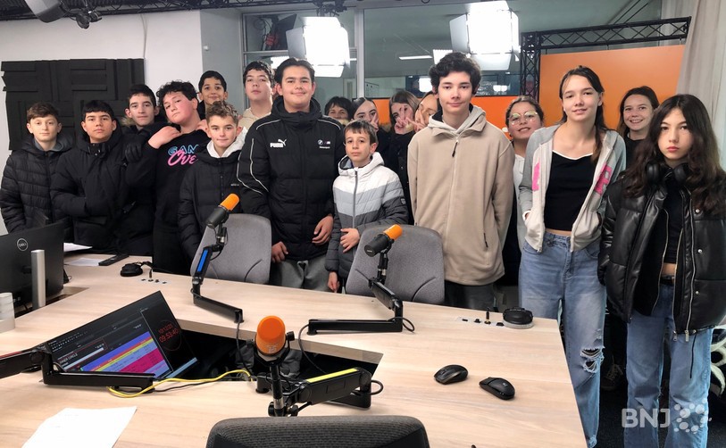 Joline, Alicia, Drin et Bryan, accompagnés de leur classe, ont partagé l’antenne avec Laurent.