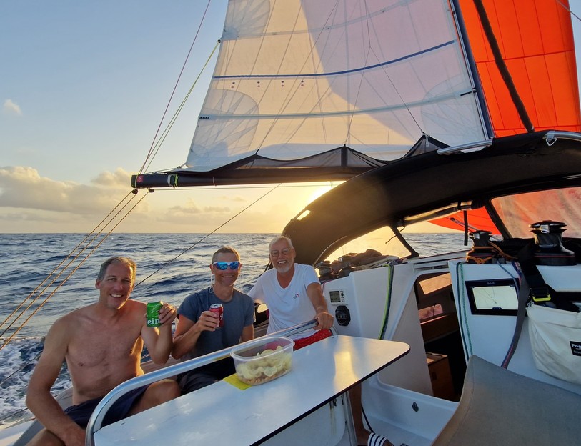 De son aventure maritime, Cédric Erard (à gauche), accompagné ici par Frédéric Mathez et Christophe Nicoulin, retient avant tout l’amitié et les relations avec son équipe. Photo : Cédric Erard
