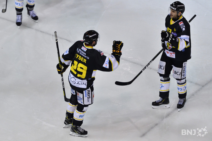 Le doublé de Kevin Ryser (félicité ici par son capitaine Jordane Hauert) n'a pas été suffisant pour permettre au HC Ajoie d'empocher le gain de la victoire (photo : Georges Henz).