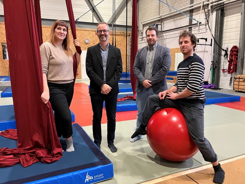 Le directeur de l'ECJ Hervé Grélat (deuxième depuis la gauche) et le président Sébastien Koller (deuxième depuis la droite) posent en compagnie des metteurs en scène de leur nouveau spectacle Ana Radic et Zackary Matthey.