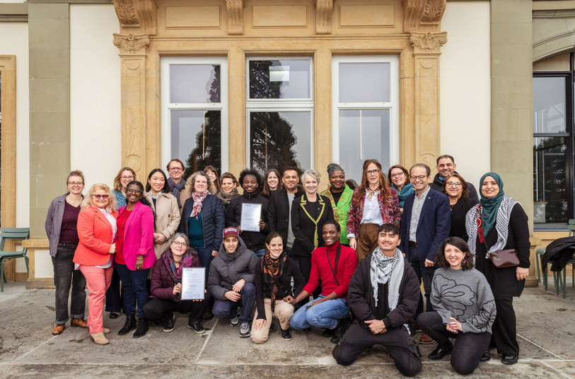 Les lauréats du prix « Salut l'étranger », en compagnie de la conseillère d'Etat Florence Nater. (Photo : Julien Humbert-Droz)