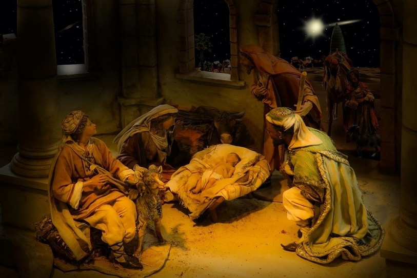 Les rois-mages, guidés par l'étoile, viennent offrir leurs cadeaux à l'enfant Jésus.