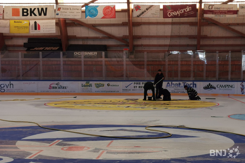 Les travaux sur la glace étaient en cours lundi après-midi à la patinoire de Tramelan.