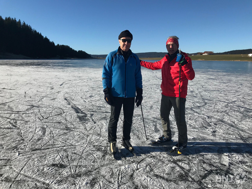 Jean-Pierre Schneider (à gauche), alias Monsieur Glace du lac des Taillères, mesure quotidiennement la couche d'eau gelée. Lundi, elle atteignait 8 centimètres.