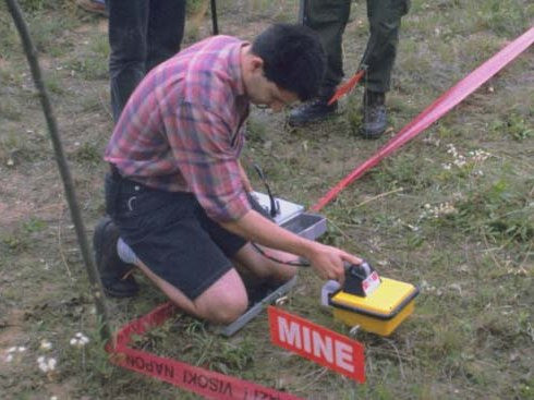 Frédéric Guerne teste, en 1997, une machine sur le terrain en Croatie. (Photo : Fondation Digger)