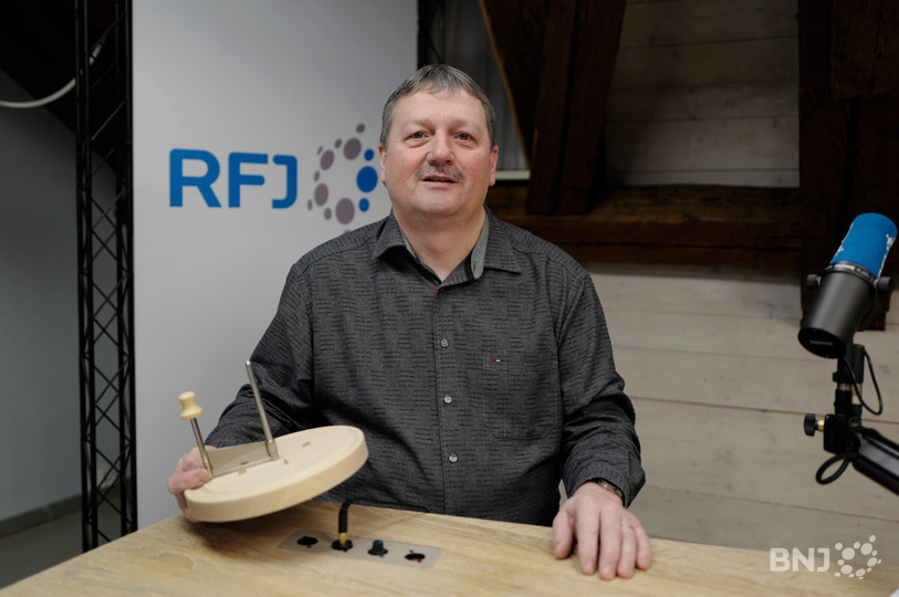 Maurice Paupe, restaurateur et président de GastroJura est venu avec un outil de travail, une girolle.
