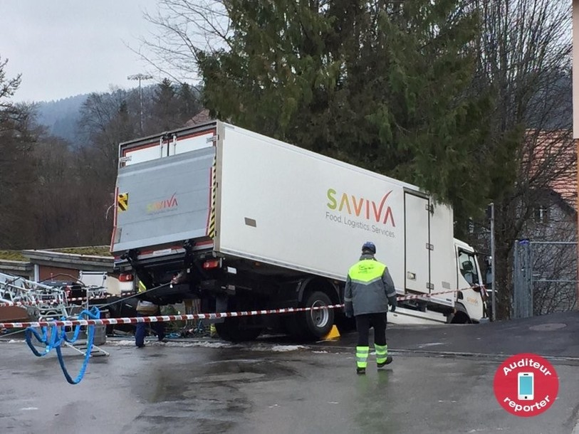 La pluie givrante a semé le chaos mardi matin dans les Montagnes neuchâteloises. À La Chaux-de-Fonds, un camion a notamment fini sa course sur les escaliers de la Capitaine dans le quartier de La Charrière, blessant gravement un piéton. (photo: auditeur reporter)