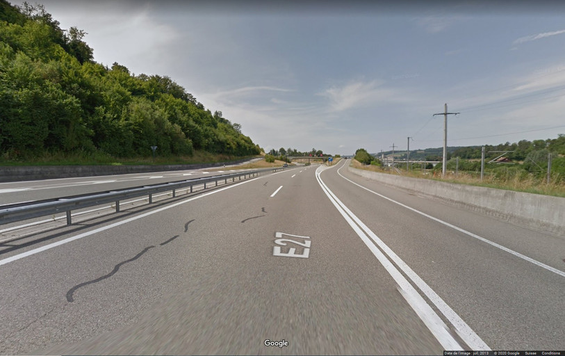 Plusieurs automobilistes ont perdu le contrôle de leurs véhicules mardi matin à la hauteur de Porrentruy Est sur l'A16. (Photo : Google 2013).