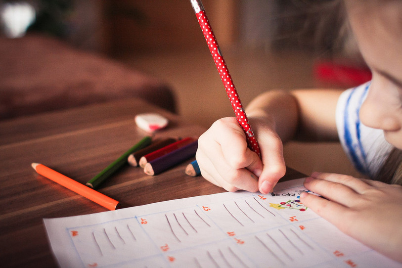 La Commission scolaire de Moutier refuse de pénaliser des enfants suite à une décision des parents. Tous les jeunes sont accueillis en classe, qu'ils soient masqués ou non (photo d'illustration).