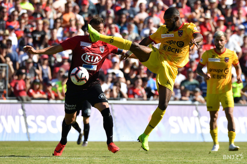Le contingent de Neuchâtel Xamax FCS pourrait encore évoluer après le retour de Serey Dié (au premier plan) et le départ de Pietro Di Nardo (au second plan). (Photo archives Georges Henz : Aarau-Xamax)