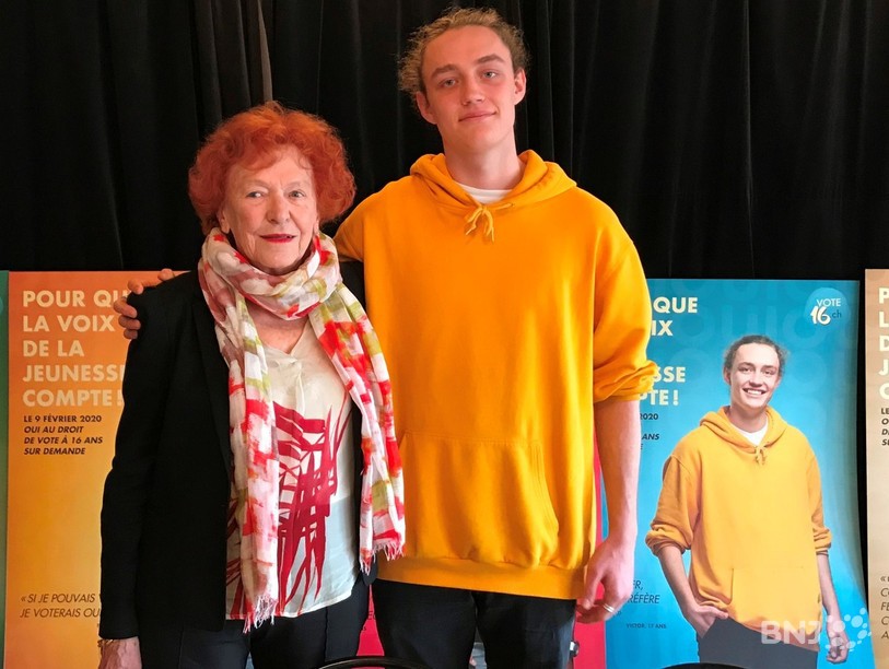Victor, 17 ans, et Marie-Antoinette, 89 ans, s'engagent tous deux pour le droit de vote à 16 ans soumis au peuple le 9 février dans le canton de Neuchâtel. 