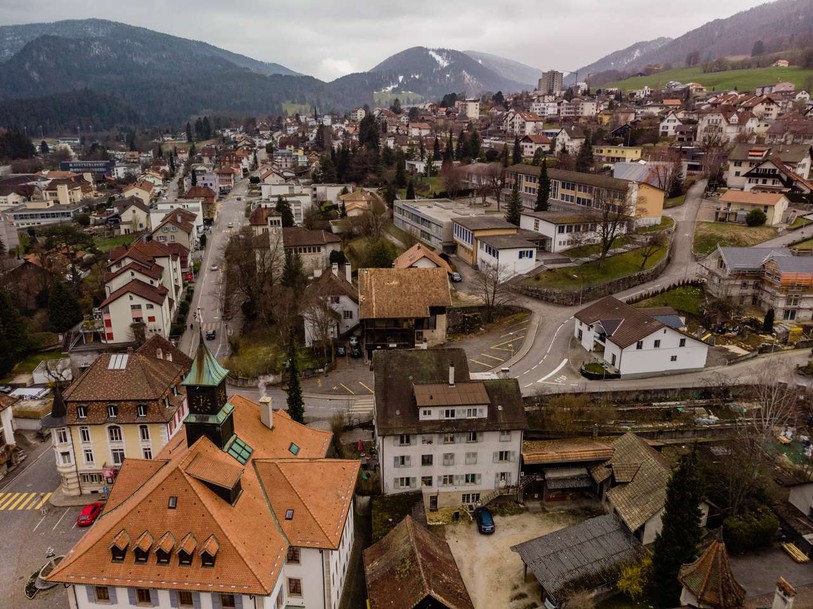 À quelques semaines du transfert de la ville de Moutier dans le canton du Jura au 1er janvier prochain, le marché immobilier de la cité prévôtoise est en pleine ébullition. Photo : Matthias Käser