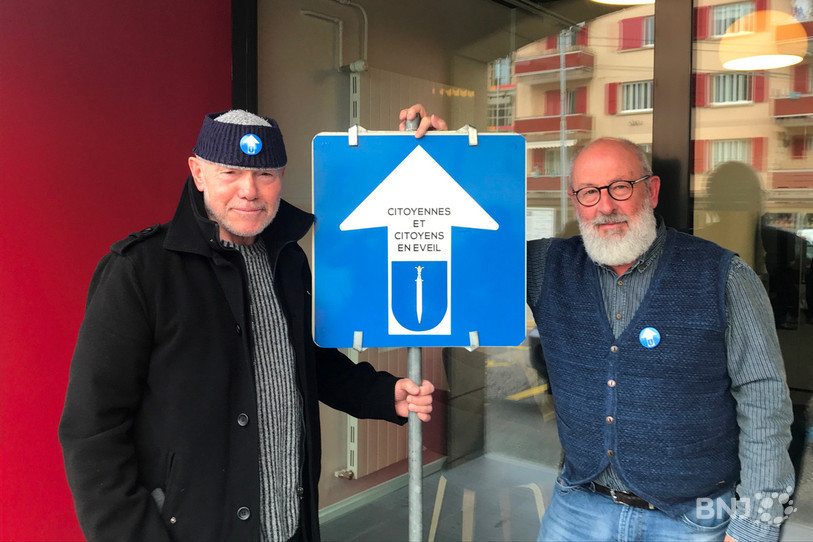 Le groupe de travail, présidé par le conseiller général Michel Muster (à droite), a mandaté l'artiste Ivan Moscatelli pour créer un logo pour la campagne « Citoyennes et citoyens en éveil ».