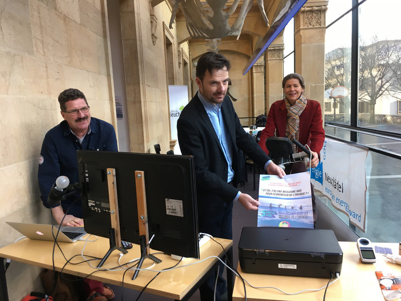 La directrice de l'urbanisme de la Ville de Neuchâtel, Christine Gaillard, a pédalé sur un vélo d'appartement pour imprimer l'affiche du Prix annuel de l'énergie.