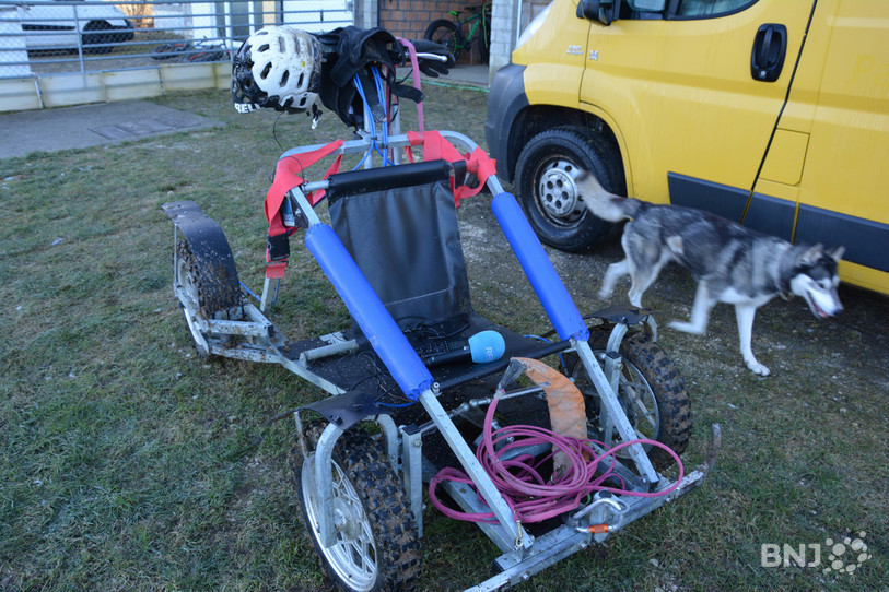 Le kart d'entraînement sur lequel peut prendre place une personne assise et un conducteur debout.