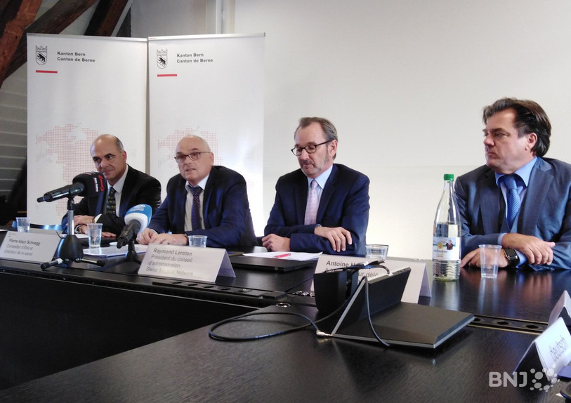 De gauche à droite, Anthony Picard, président du conseil d’administration de l'HJB, Pierre Alain Schnegg, conseiller d'Etat en charge de la santé, Raymond Loretan, président du conseil d'administration de Swiss Medical Network (SMN) ainsi qu'Antoine Hubert, administrateur délégué pour SMN.