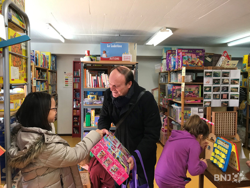 Un père et sa fille ont emprunté un jeu ce samedi à la Ludotène. 