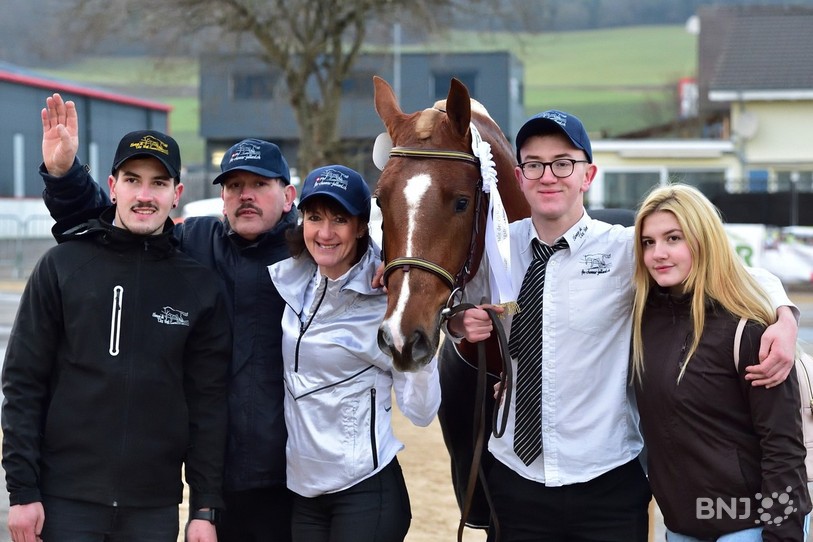 La famille Juillard-Pape autour de son étalon Cartoon du Padoc (photo : Georges Henz).