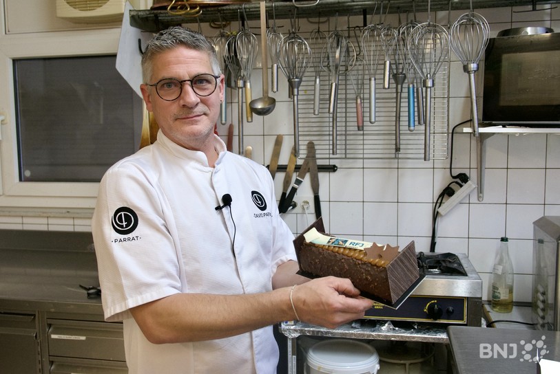 David Parrat tient la « Bûche Express » qu’il vient de terminer sous nos yeux