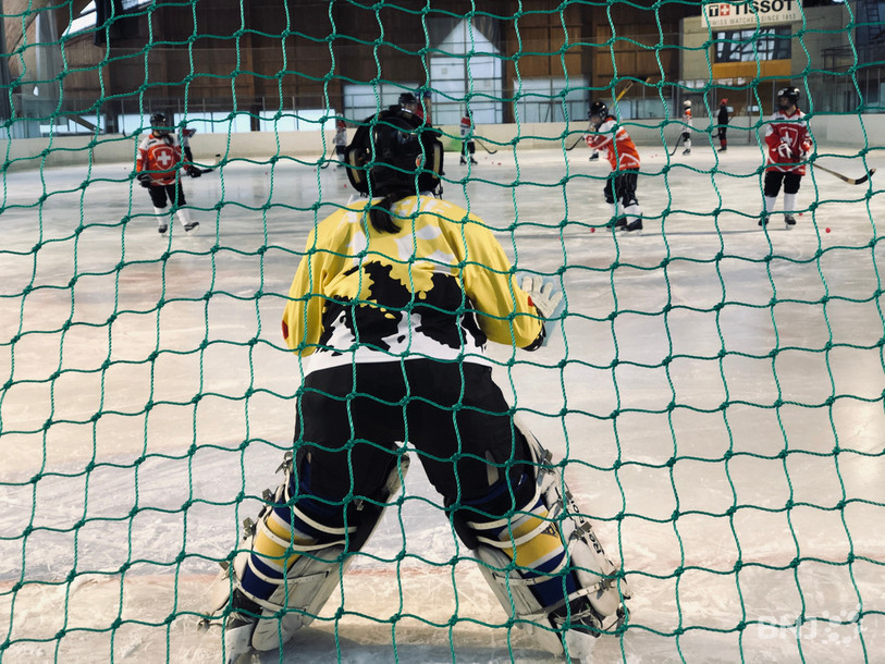 Les joueurs de bandy sont 11 par équipes à évoluer sur la glace.