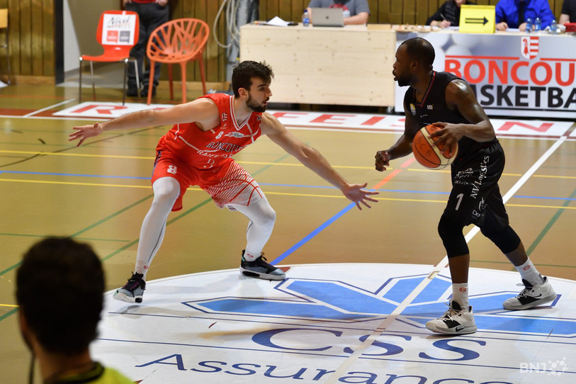 Juraj Kozic (en rouge) et le BCB ne sont pas parvenus à faire barrage devant Derrick Colter et Genève. (Photo: archives)