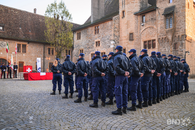 Les nouvelles recrues ont reçu leur arme de service dans la cour du Château de Colombier. (Photo: CIFPol)