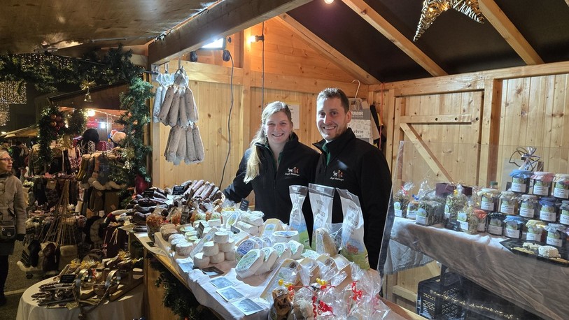 Louis Leuenberger et sa fiancée Julie tiennent le stand de l'Association Broquet-Leuenberger.