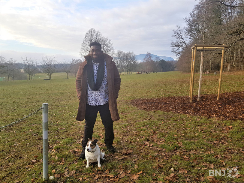 Christian Mukuna, son chien et ses souvenirs d’enfance dans la P’tite vadrouille.
